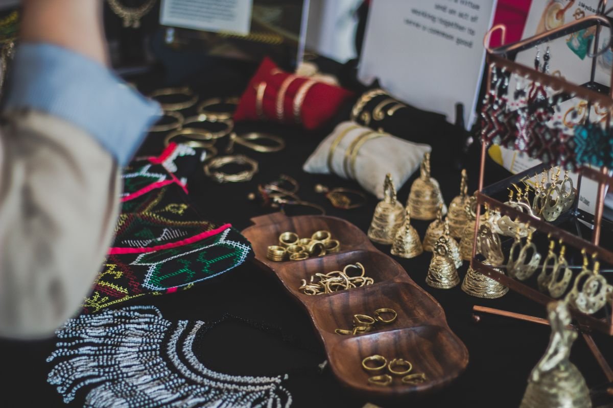Conjunto de joias de ouro para testar autenticidade