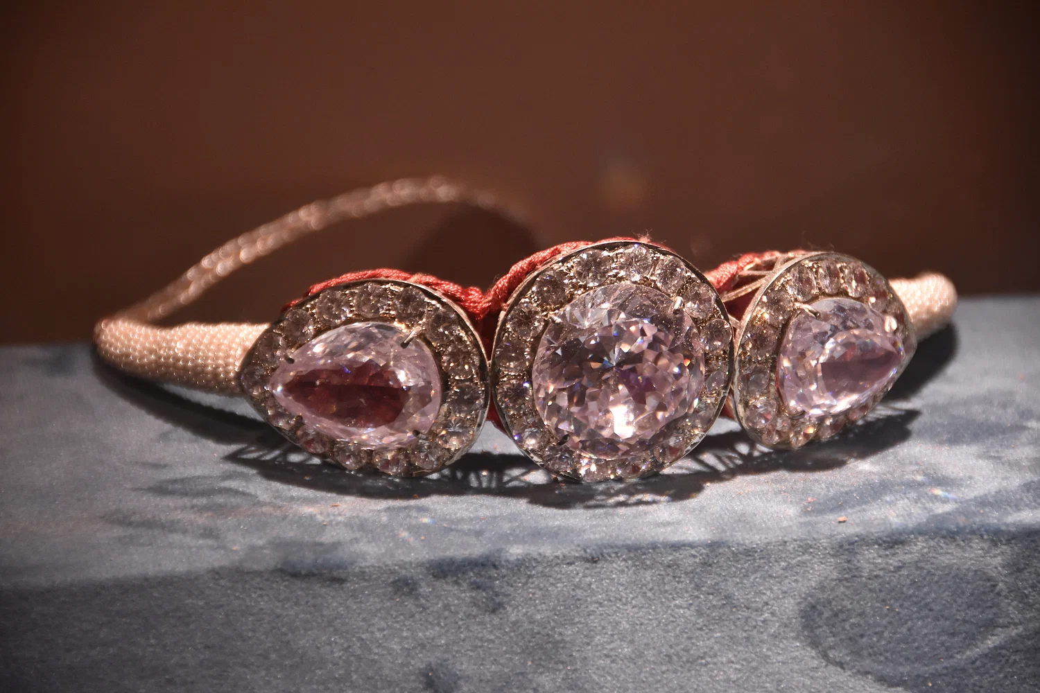 Réplica do bracelete que abrigava o diamante Koh-i-Noor