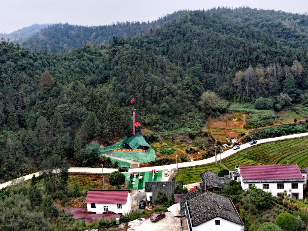 Foto aérea do sítio de mineração de Wangu, distrito de Pingjiang, Hunan, China