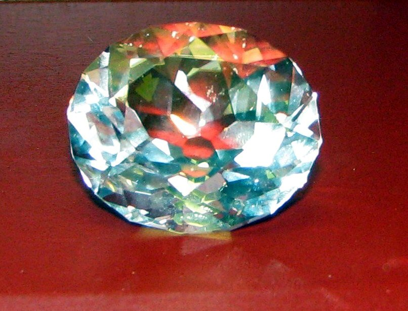 Cópia em vidro do diamante Koh-i-Noor