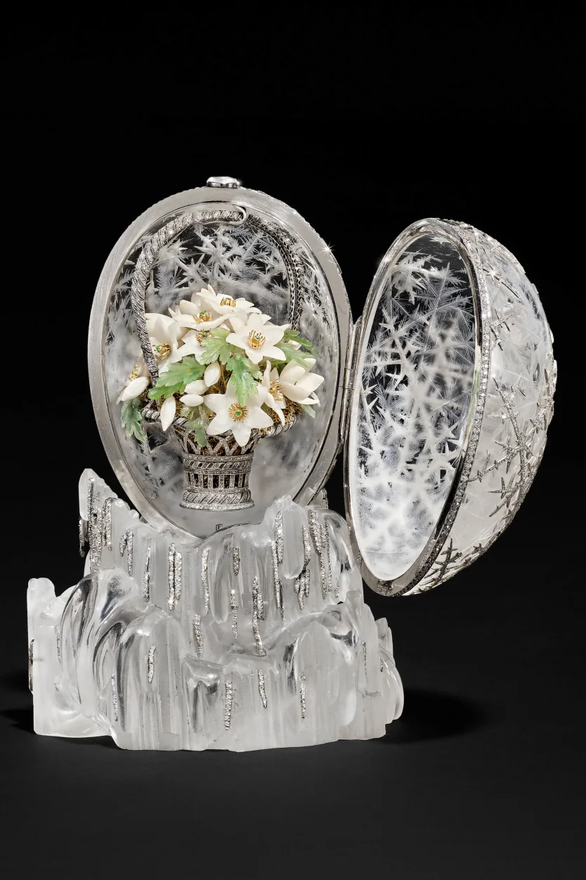Detalhe do cristal de rocha gravado com flocos de neve do Ovo de Inverno