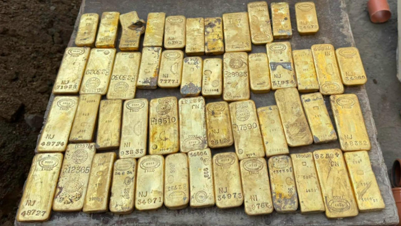 Barras de ouro encontradas em Dendermonde, Bélgica, dispostas sobre uma mesa