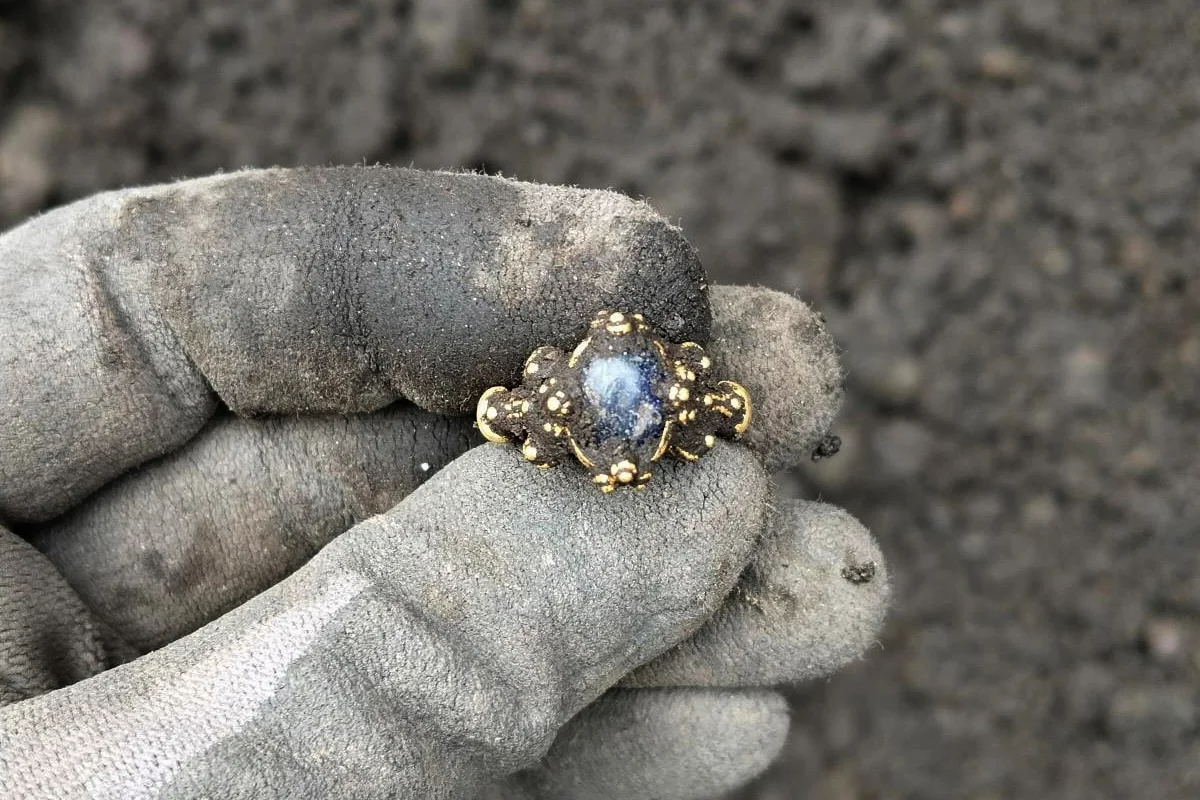 Anel medieval de ouro segundos após ser encontrado na terra