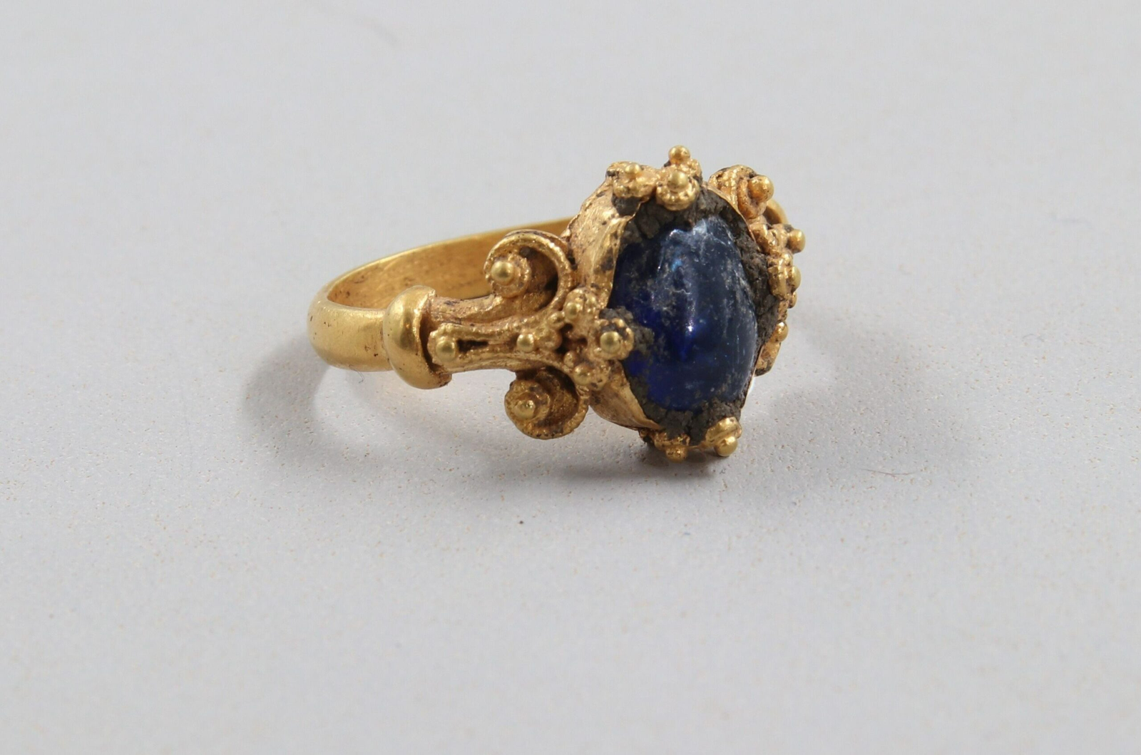 Anel medieval de ouro com filigrana e pedra azul encontrado em Tønsberg, Noruega