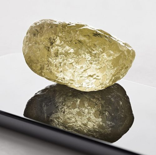 Diamante amarelo bruto de 552,74 quilates encontrado na mina Diavik em 2018
