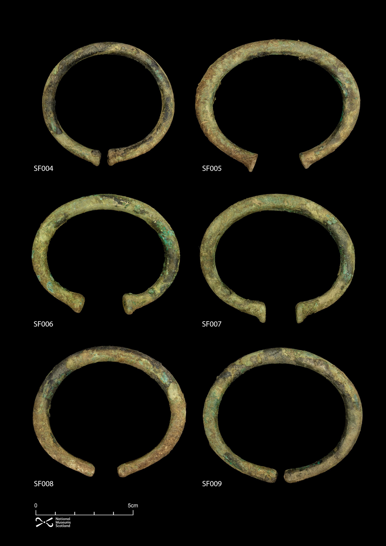 Exemplos de pulseiras penanulares de ouro da Idade do Bronze