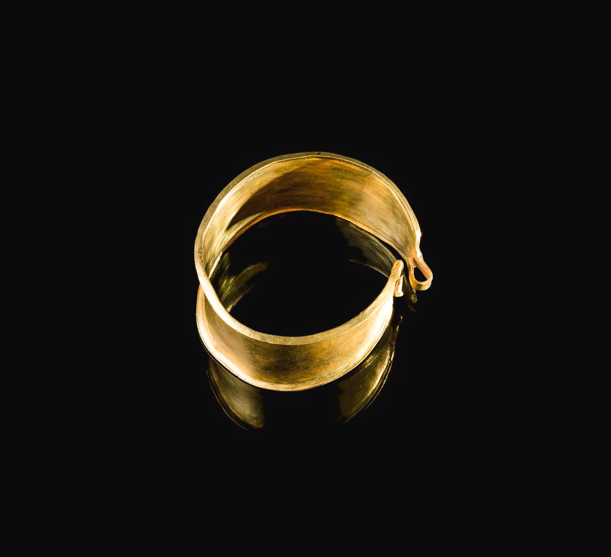 Detalhe da pulseira de ouro da Idade do Bronze encontrada no País de Gales