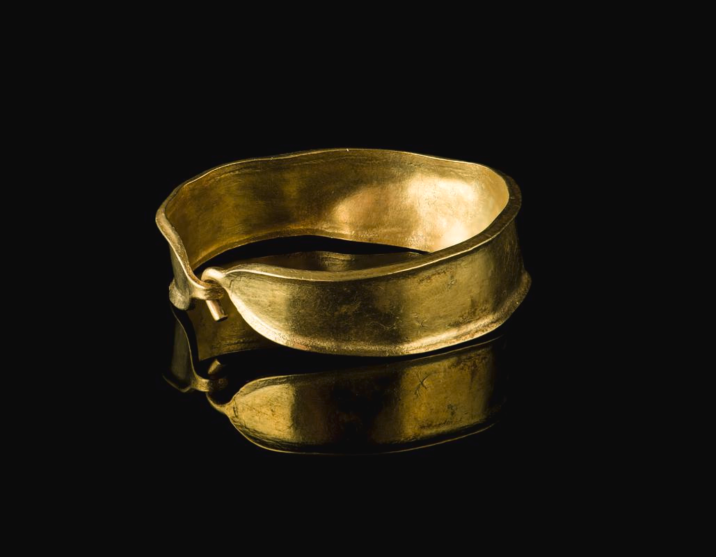 Idris Thomas e Geraint Edwards com a pulseira de ouro encontrada no País de Gales