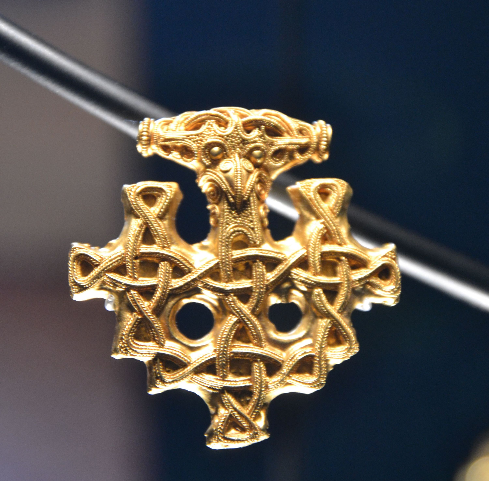 Detalhe de pingente de ouro do Tesouro de Hiddensee, com filigrana