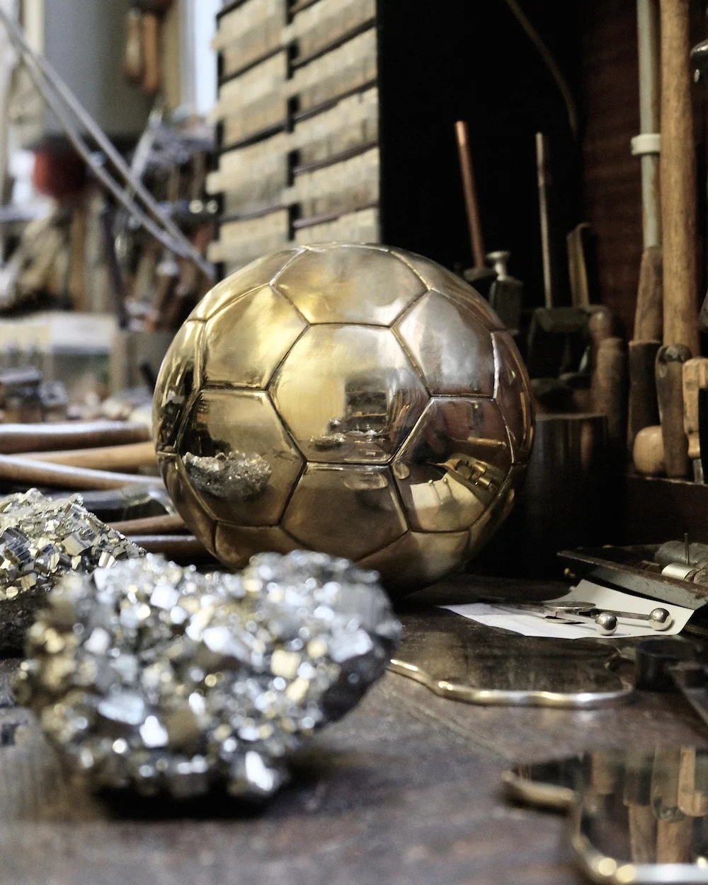 Ateliê da joalheria Mellerio, onde a Bola de Ouro é produzida