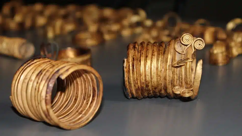 Anéis em espiral de ouro do Tesouro de Gessel em exposição na Alemanha