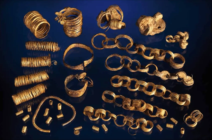 Tesouro de ouro de Gessel com 117 objetos de ouro e seis alfinetes de bronze