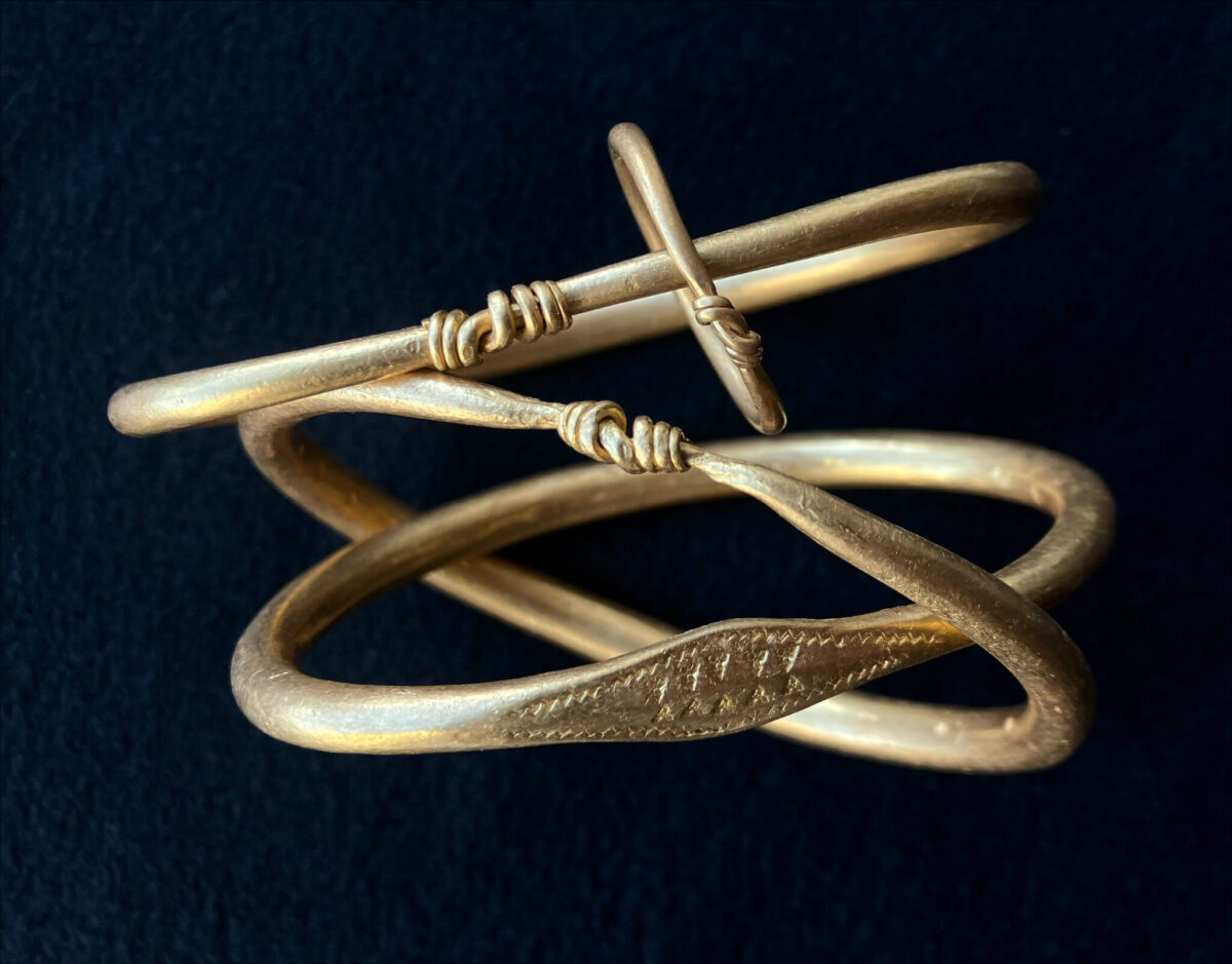 Braceletes lisos de ouro com pontas presas por fio enrolado, do Tesouro de Rold