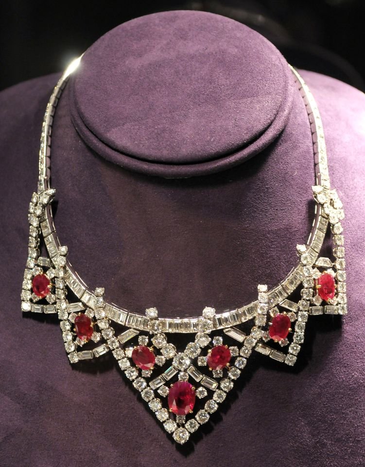Colar Cartier de rubis e diamantes de Elizabeth Taylor