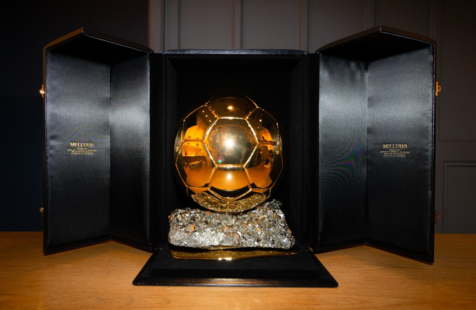 Etapa da criação do troféu Bola de Ouro