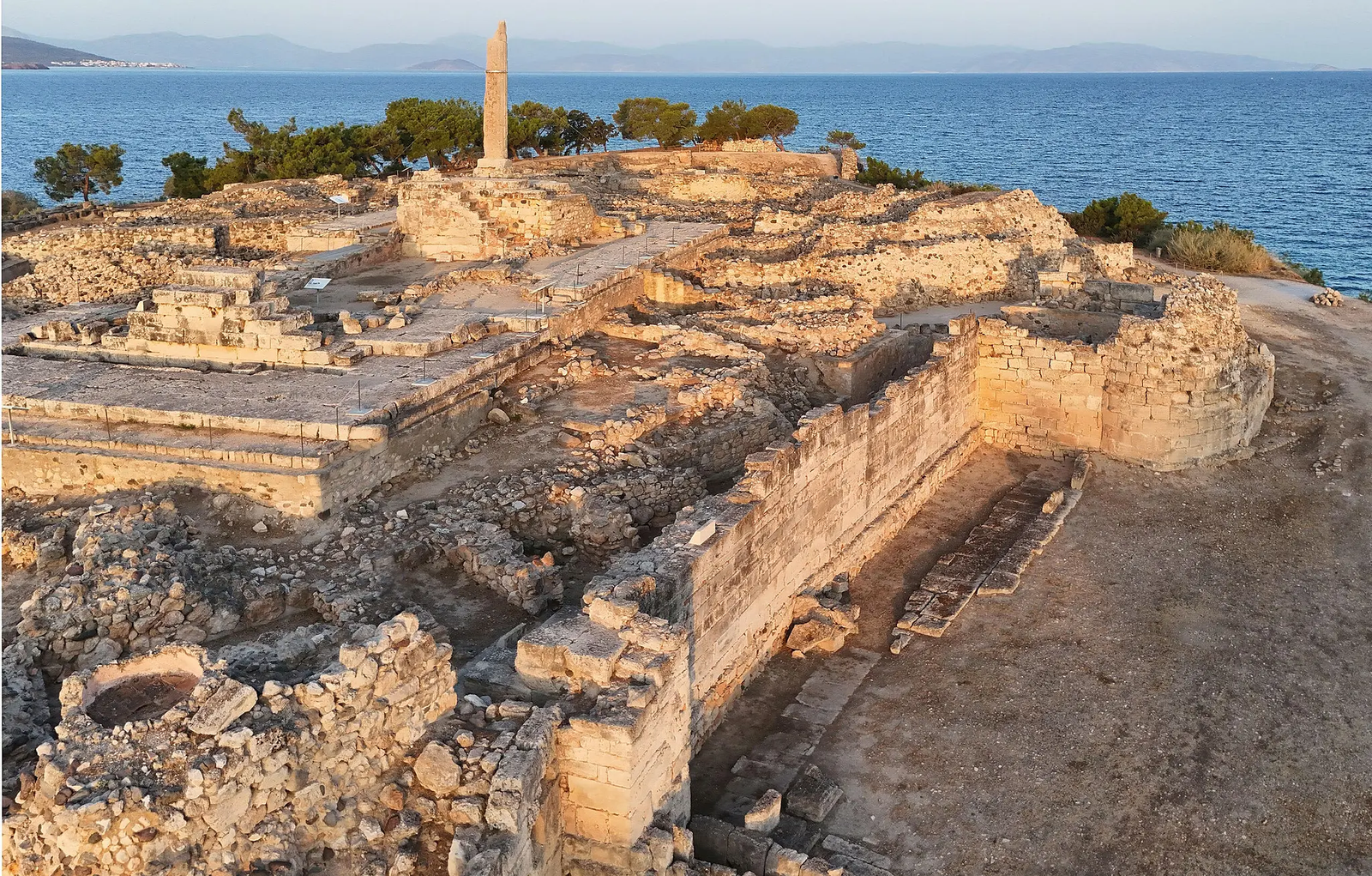 Ruínas do sítio arqueológico de Kolona, em Egina, com a coluna do templo de Apolo
