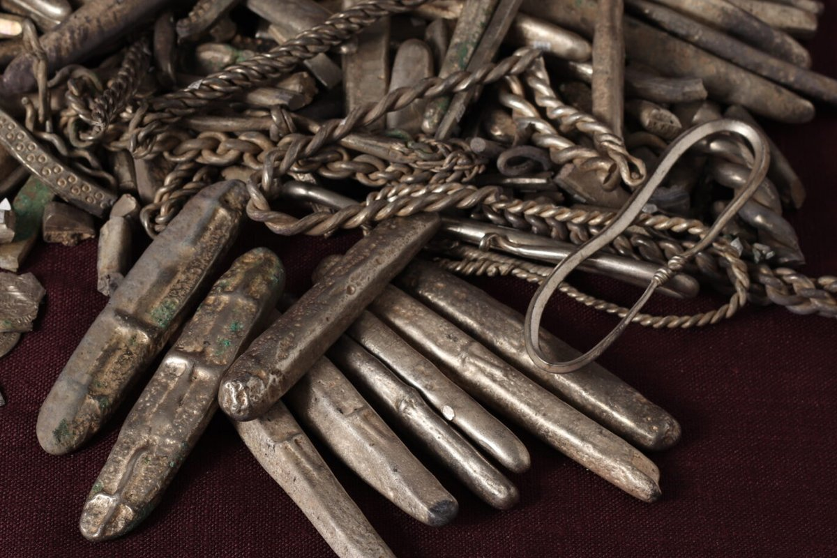 Lingotes e correntes de prata de um tesouro viking