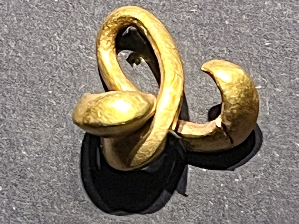 Anel em espiral de ouro da Idade do Bronze