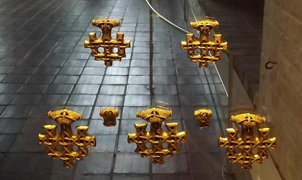 Pingentes de ouro do Tesouro de Hiddensee em exposição