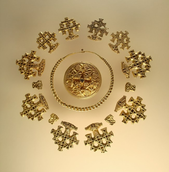 Tesouro de Hiddensee reunido: pingentes de ouro, colar rígido e broche circular