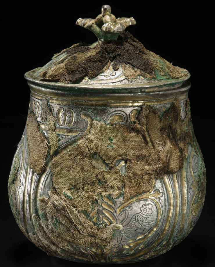 Vaso de prata dourada com tampa e restos de tecido do Tesouro de Galloway, Escócia