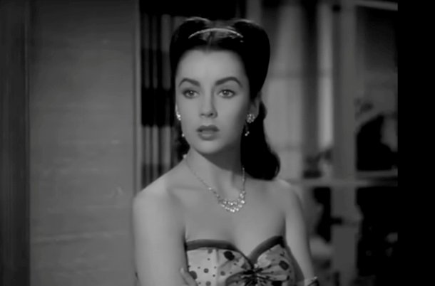 Cena do clipe Elizabeth Taylor com joias da atriz