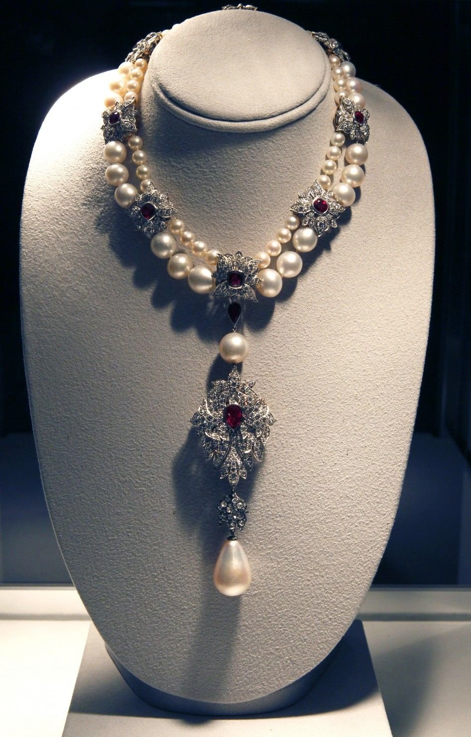 Colar de rubis, diamantes e pérolas da Cartier com La Peregrina