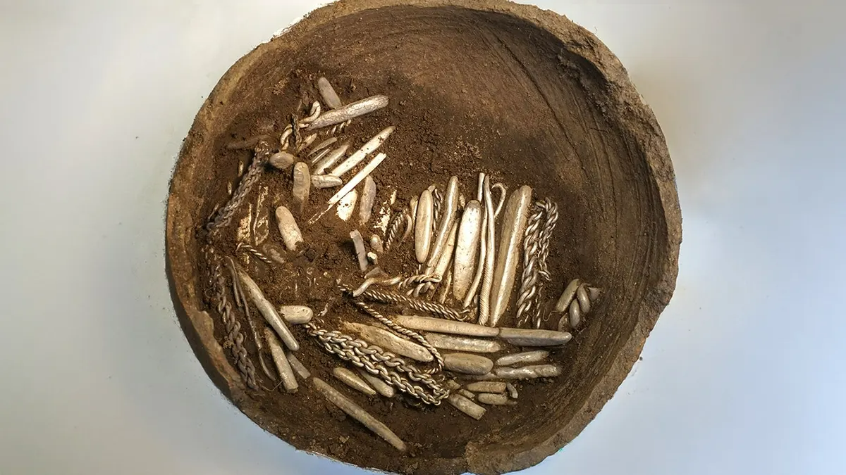 Tesouro de prata viking de Rebild ainda dentro do vaso de barro
