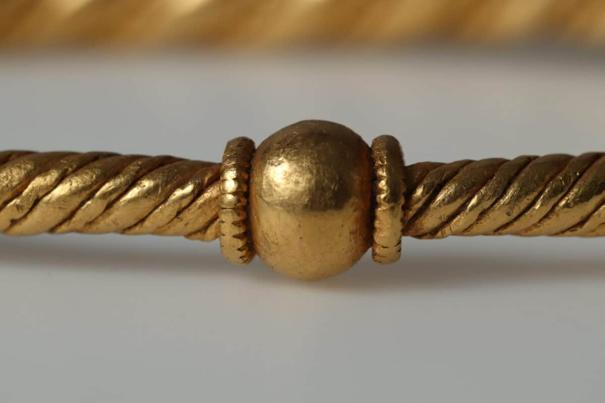 Detalhe de bracelete de ouro torcido com esfera central do Tesouro de Rold