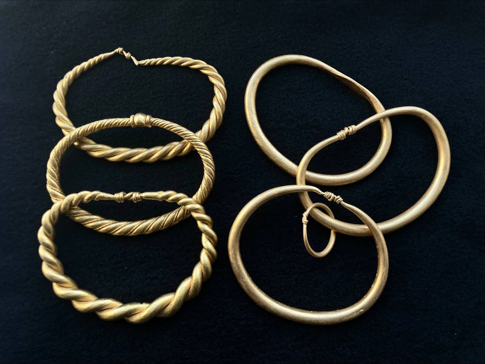 Os seis braceletes de ouro maciço do Tesouro de Rold: três torcidos e três lisos